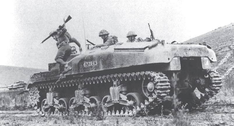 Фотография 1944 г.: пехотинцы десантируются из «Кенгуру» шермановского типа
